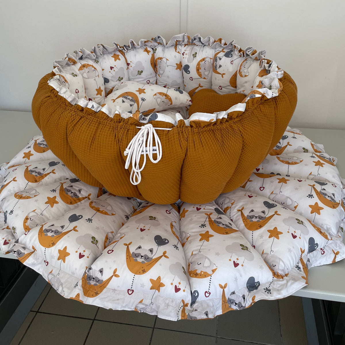 Großes wendbares Babynest mit 3 Kissen – individuell handgefertigt