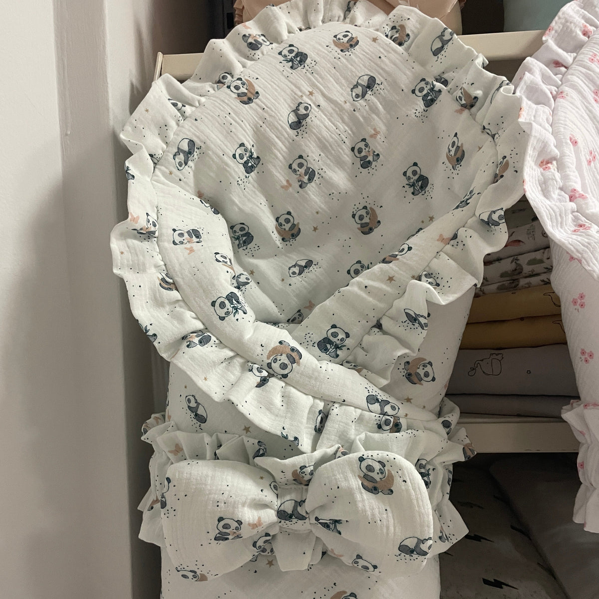 Wattierte Musselin-Babydecke mit Rüschen und Schleife – 90 × 90 cm