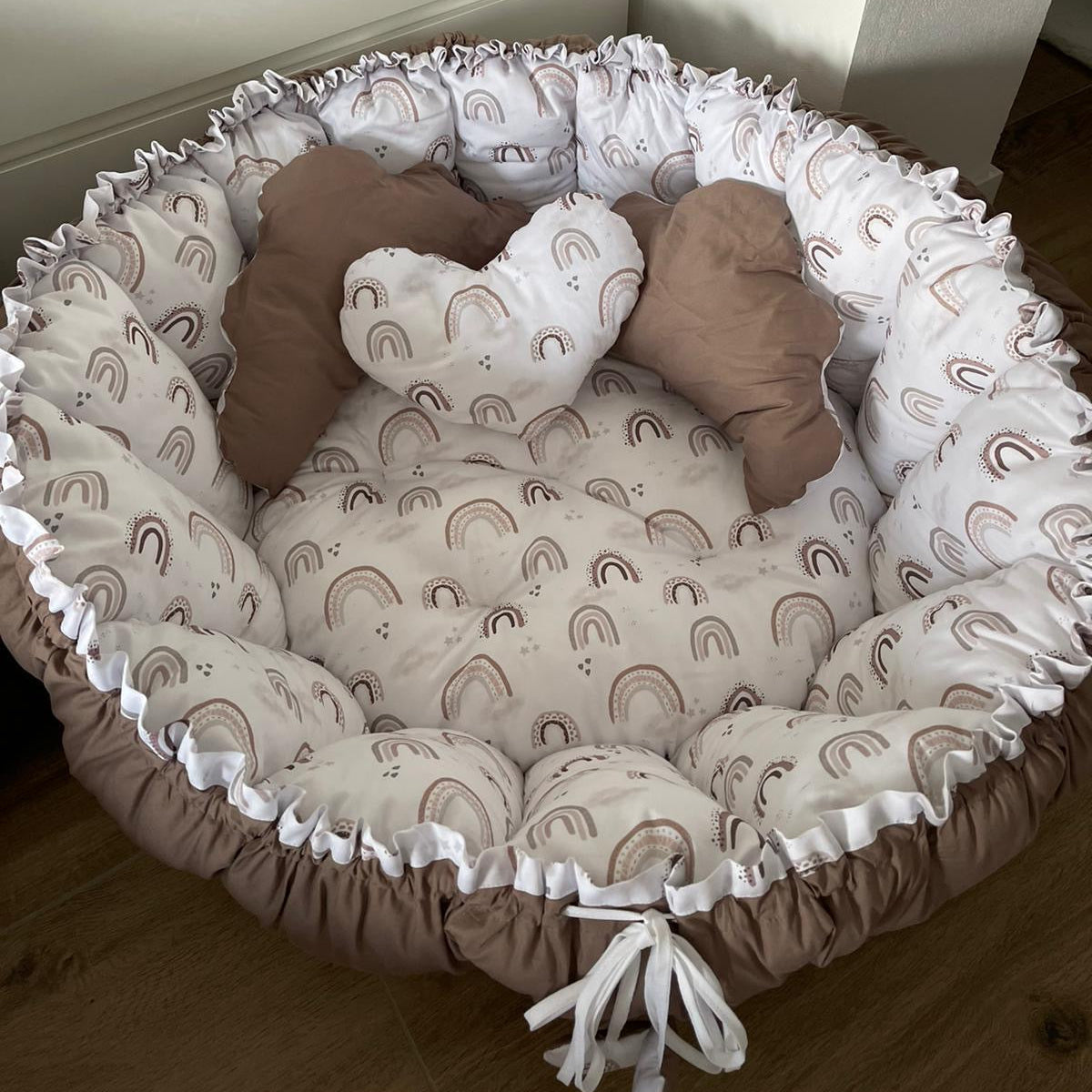 Großes wendbares Babynest mit 3 Kissen – individuell handgefertigt