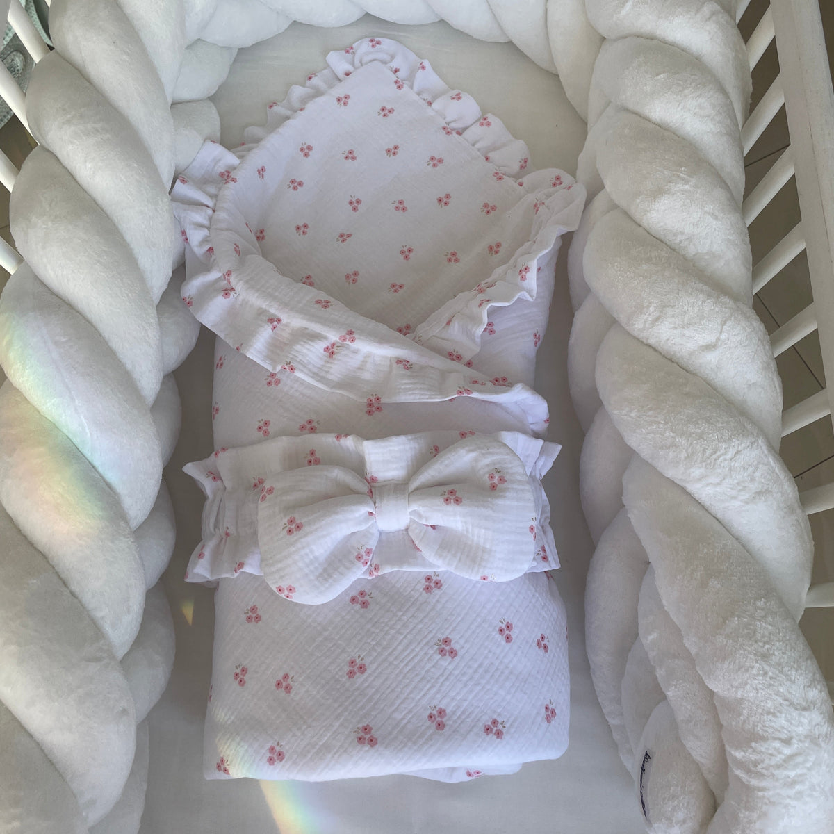 Wattierte Musselin-Babydecke mit Rüschen und Schleife – 90 × 90 cm