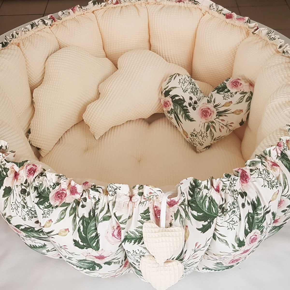 Großes wendbares Babynest mit 3 Kissen – individuell handgefertigt