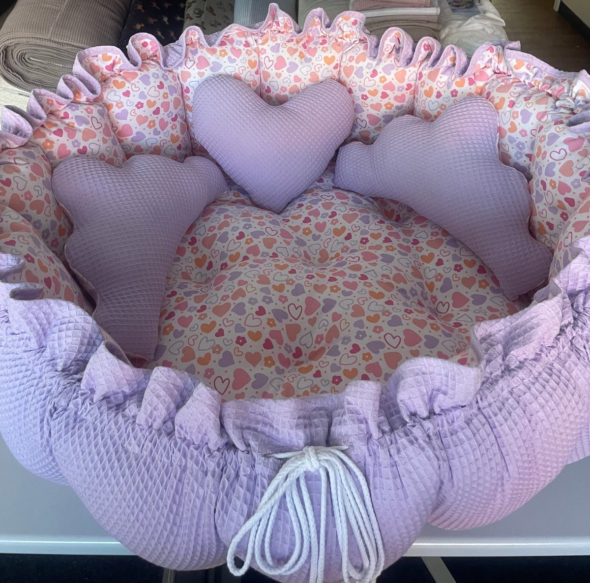 Großes wendbares Babynest mit 3 Kissen – individuell handgefertigt
