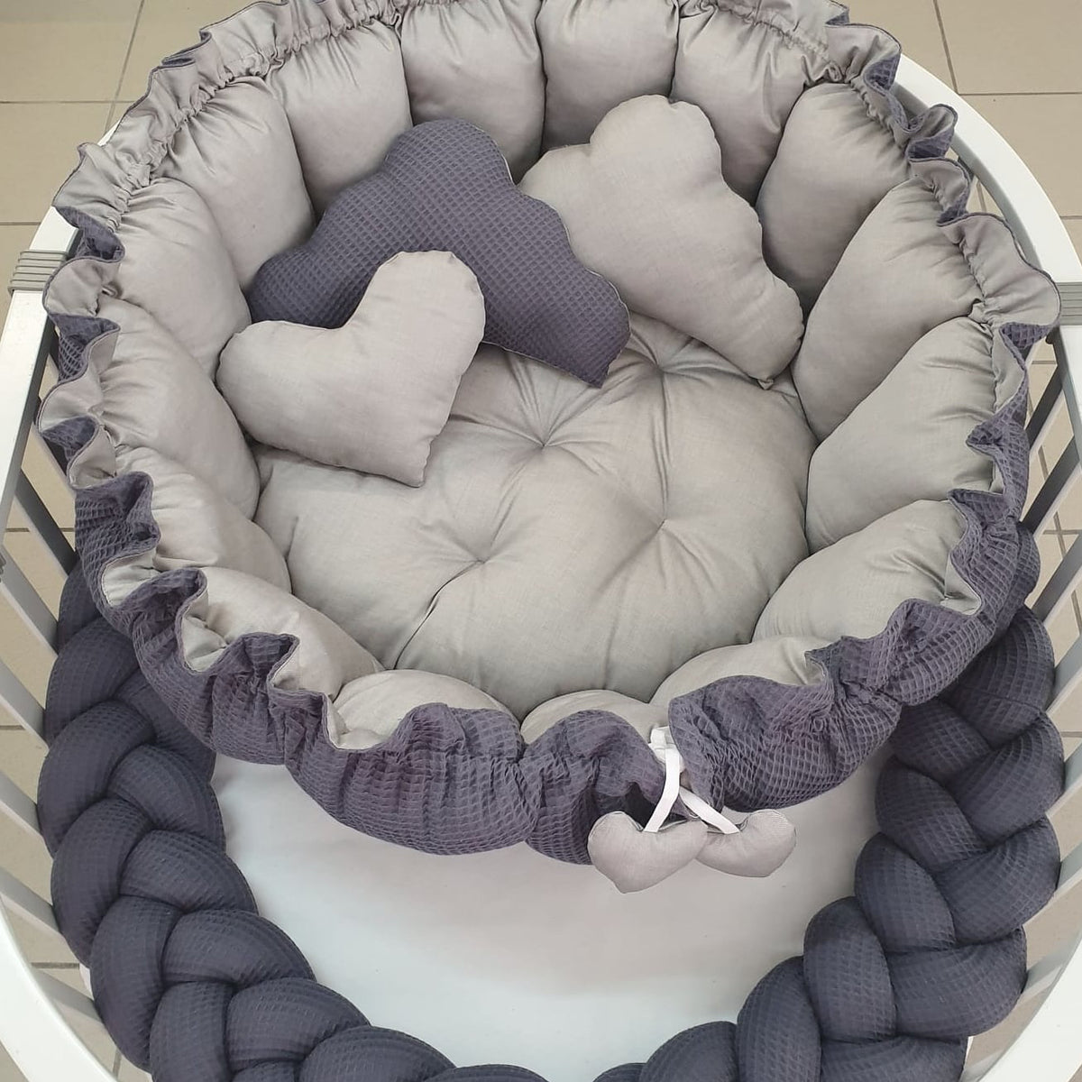 Großes wendbares Babynest mit 3 Kissen – individuell handgefertigt