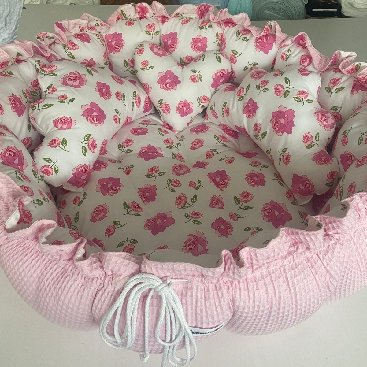 Großes wendbares Babynest mit 3 Kissen – individuell handgefertigt